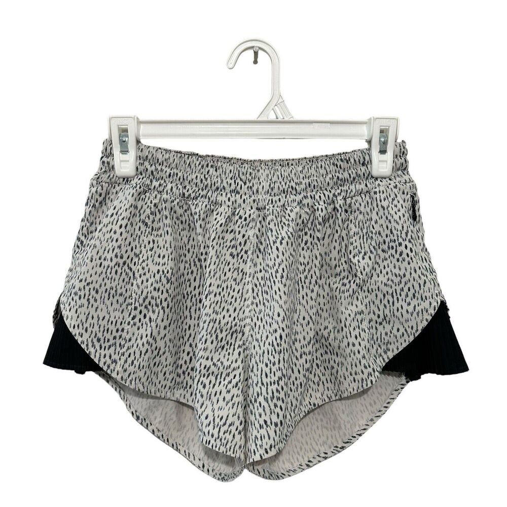 Lululemon Pleat to Street Shorts Dottie Dash Women's 6 White Black Dots Pleated